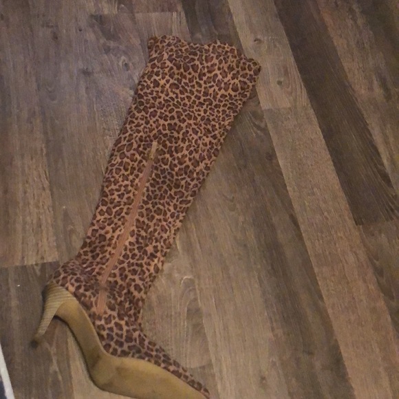 Long Cheetah print beautiful boots . Size 7.5 - Picture 2 of 3